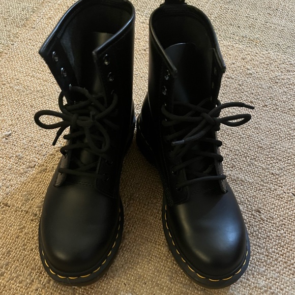 Dr Martins 1460 Women’s Smooth Leather Lace Up Boot - Picture 3 of 7